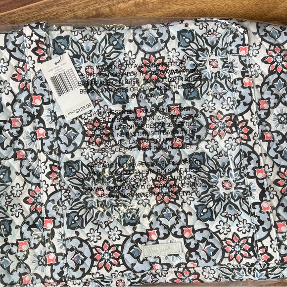 Brand New with Tags Vera Bradley Large Traveler Duffel - Picture 8 of 8